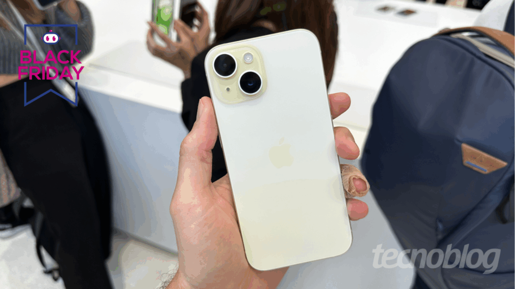 Mão segurando o iPhone 15