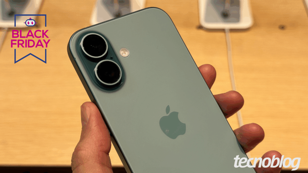 Mão segurando o iPhone 16