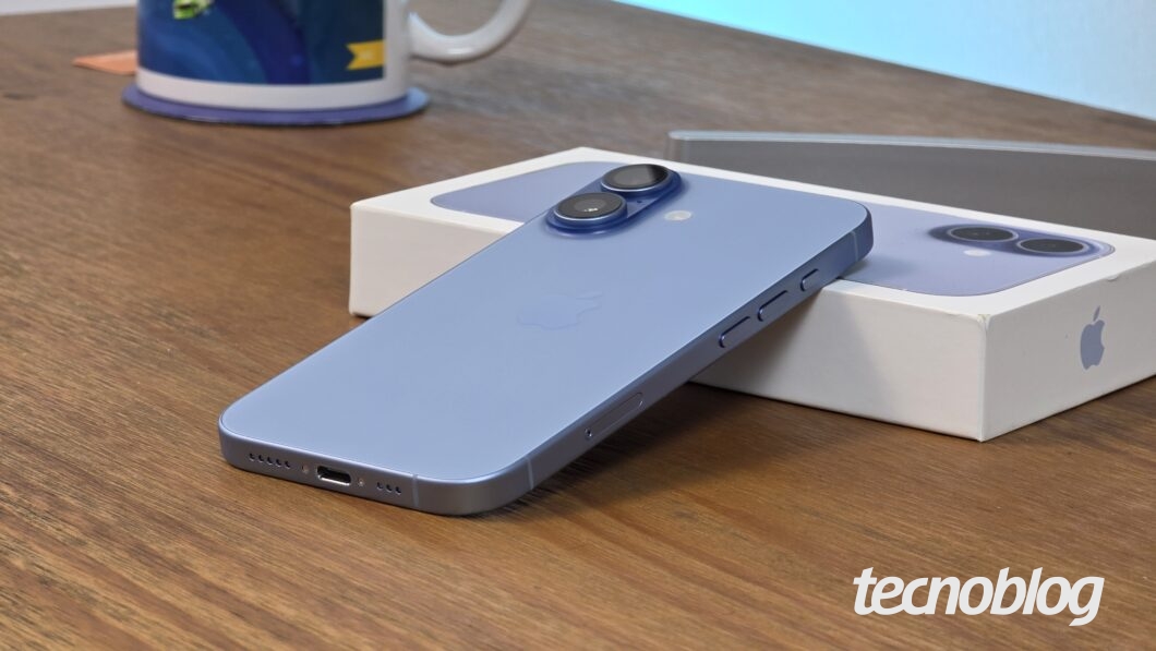 iPhone 17 na cor azul-névoa apoiado na própria caixa