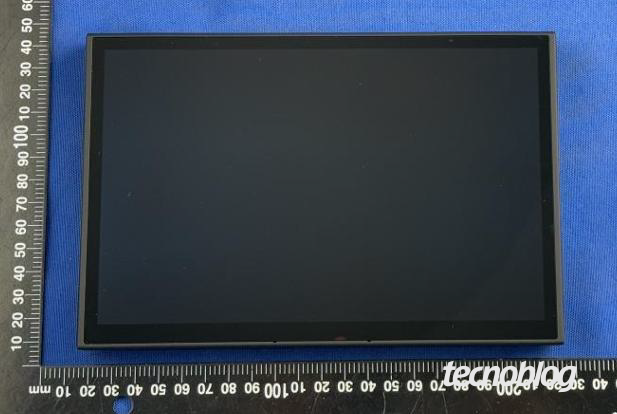 Lenovo Legion Go 2 em sua foto de certificação, sem os controles destacáveis