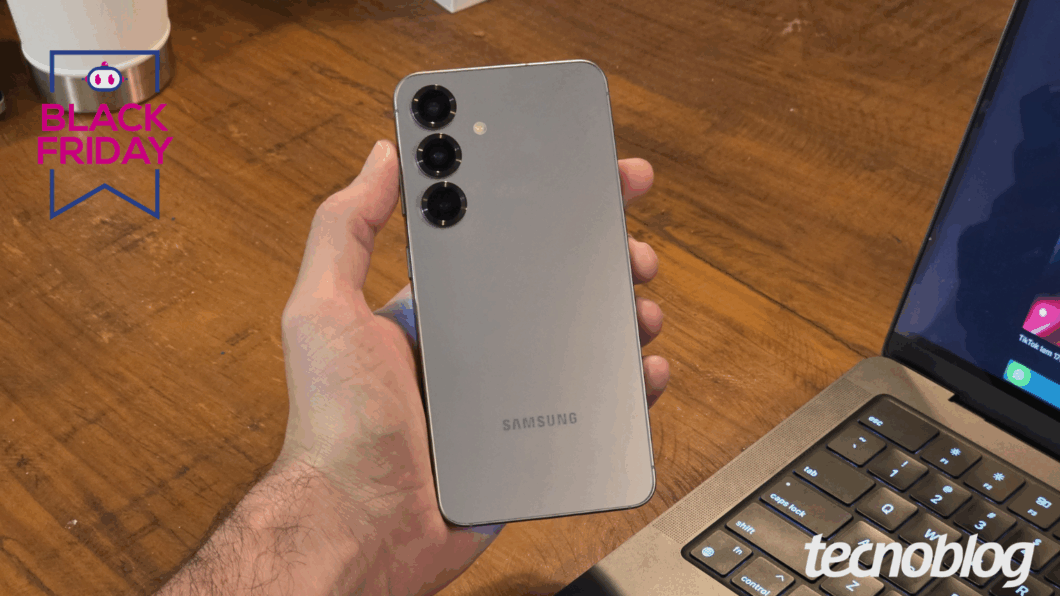 Mão segurando o Galaxy S25, mostrando a traseira com as câmeras