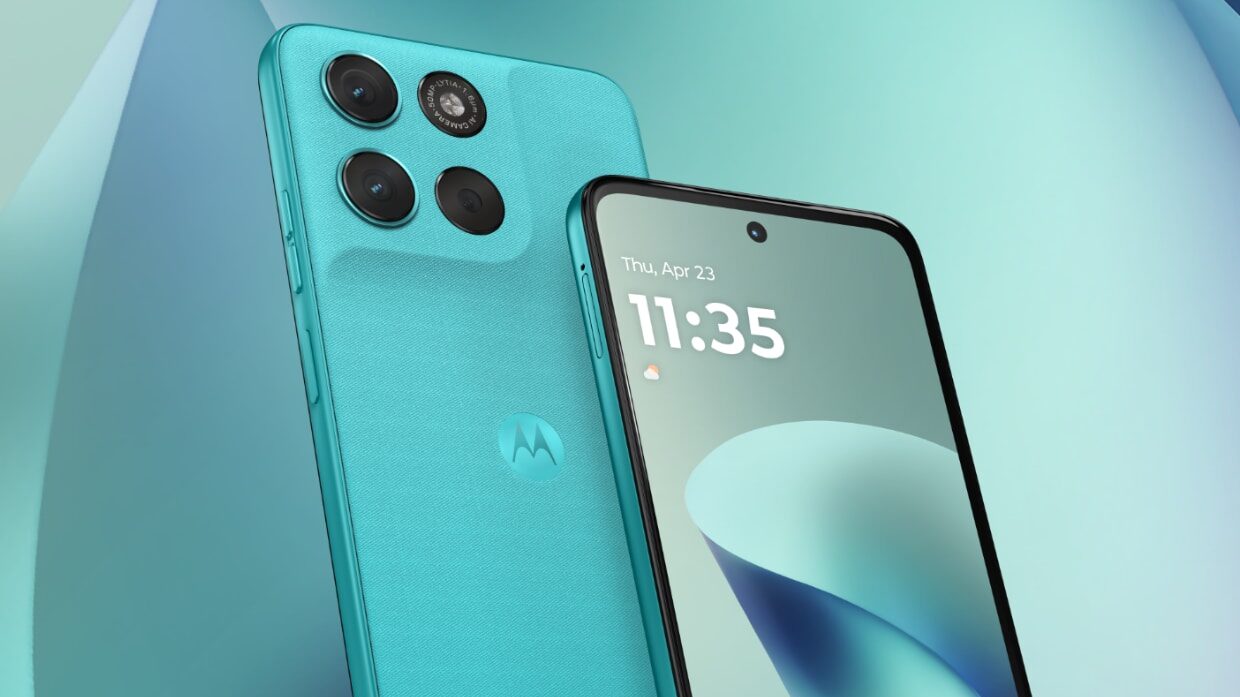 Foto de um smartphone Motorola de cor turquesa com a traseira texturizada e um módulo de câmera triplo. O aparelho está apoiado sobre o seu lado, exibindo sua tela frontal ligada, que mostra um papel de parede abstrato e a hora "11:35".