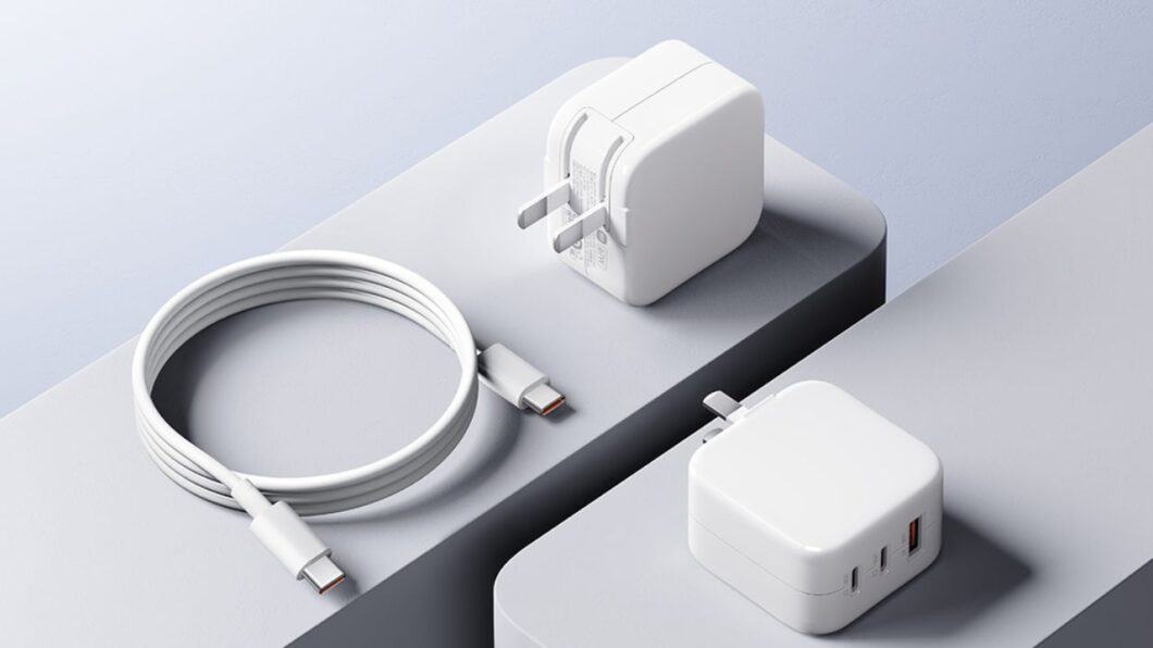 Imagem mostra dois carregadores brancos da Xiaomi e um cabo USB-C, também branco