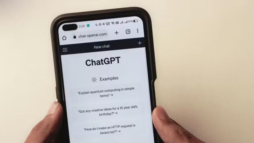 Imagem mostra o ChatGPT aberto na tela de um smartphone