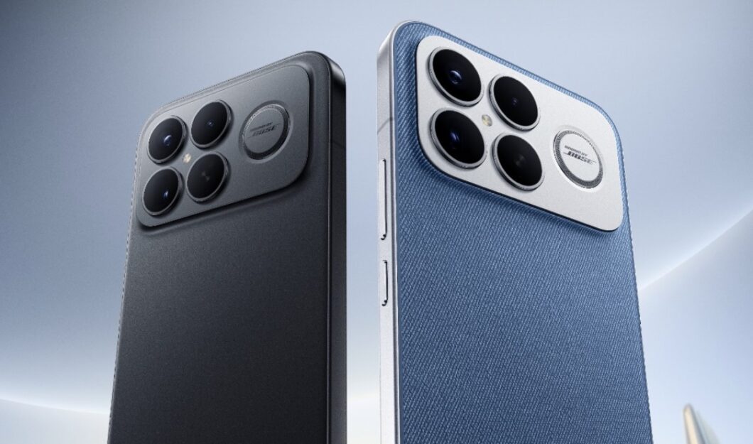 Close-up de dois smartphones vistos por trás, exibindo seus módulos de câmera. O aparelho da esquerda é cinza-escuro ou preto com acabamento fosco. O aparelho da direita é azul e tem acabamento texturizado que imita tecido jeans. Ambos os celulares possuem um grande módulo de câmera retangular prateado na parte superior, cada um com três lentes grandes e um anel que exibe a marca "Bose" na lateral.