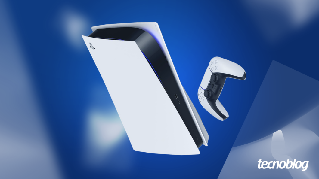 Imagem mostra um PlayStation 5 branco ao lado de um controle de videogame branco e preto. Ambos estão flutuando sobre um fundo azul. Na parte inferior direita, o logotipo do "Tecnoblog" é visível.