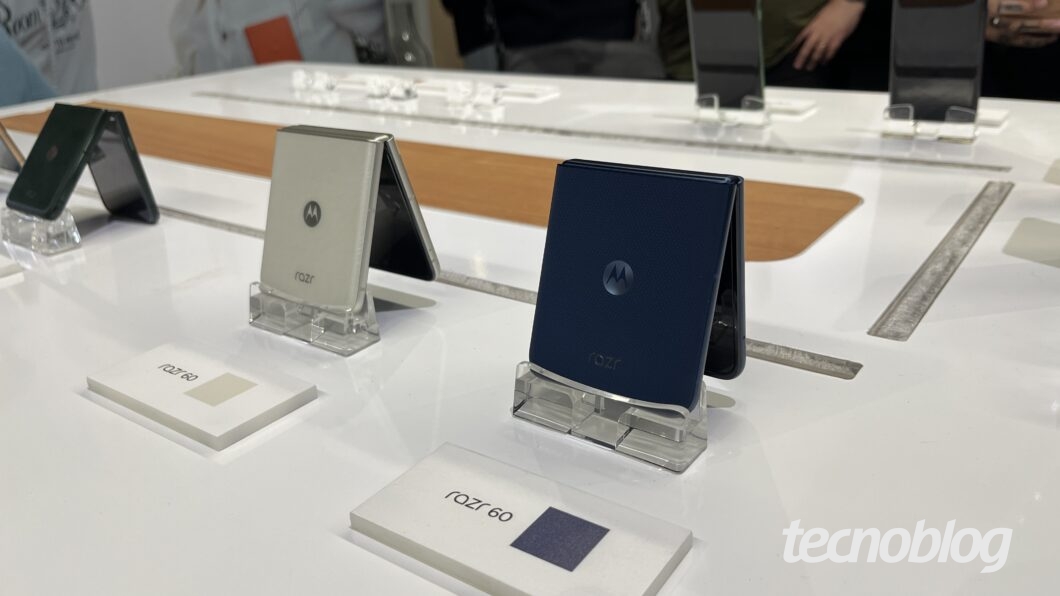 Dois smartphones dobráveis Razr 60 lado a lado, abertos no formato tenda, apoiados sobre uma mesa. Um é cinza, outro é azul.