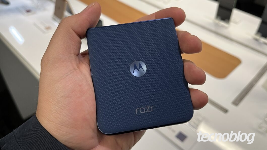 Traseira texturizada do Motorola Razr 60, na cor azul escuro.