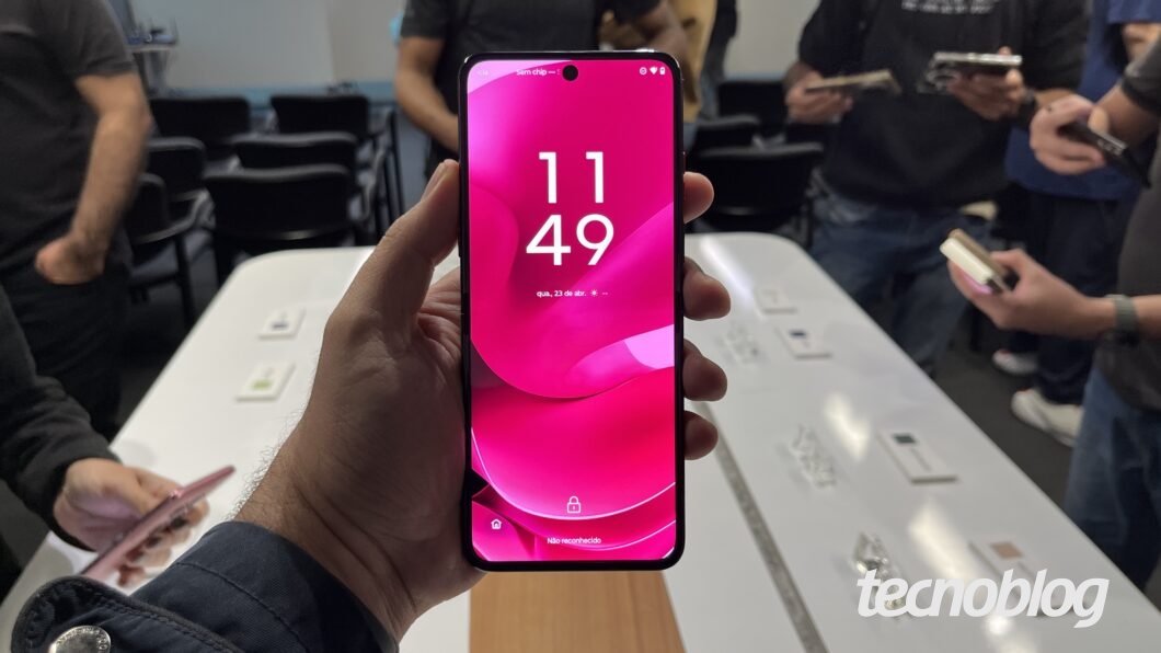 Razr 60 Ultra aberto, visto de frente, com destaque para a tela de 7 polegadas