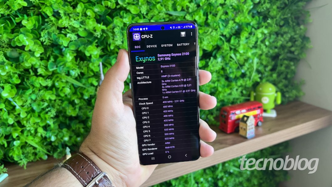 Imagem mostra um Samsung Galaxy S21 com chip Exynos 2100 sendo segurado em uma mão