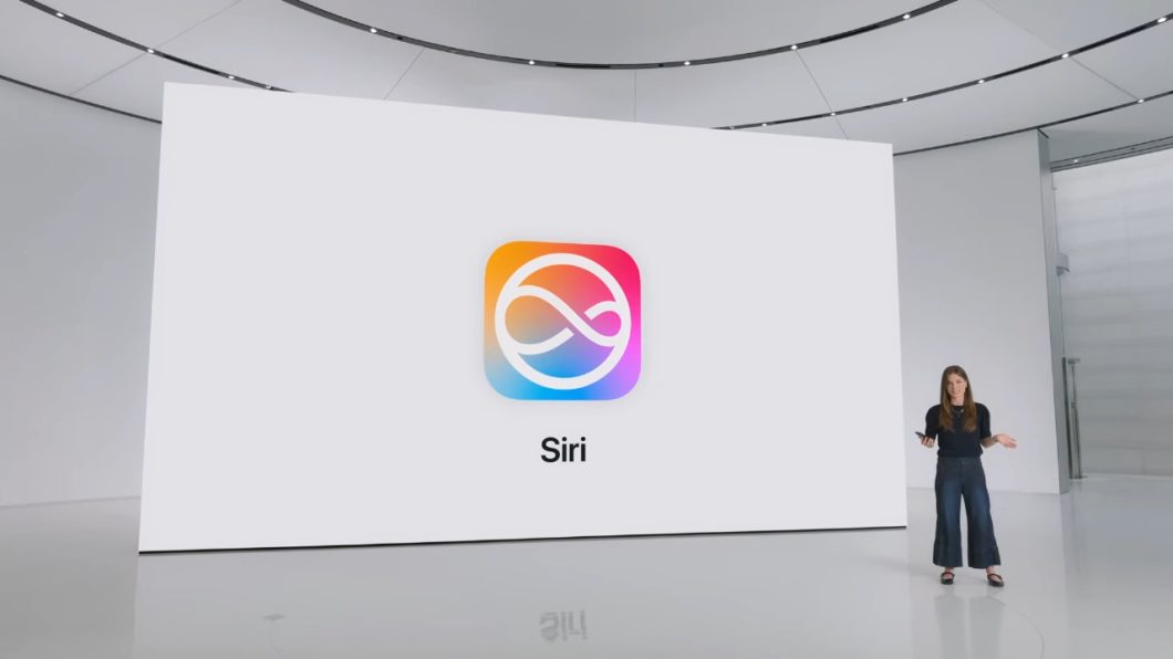 Imagem mostra uma apresentação da Apple com o logo da Siri ao centro, em um fundo de cor branca