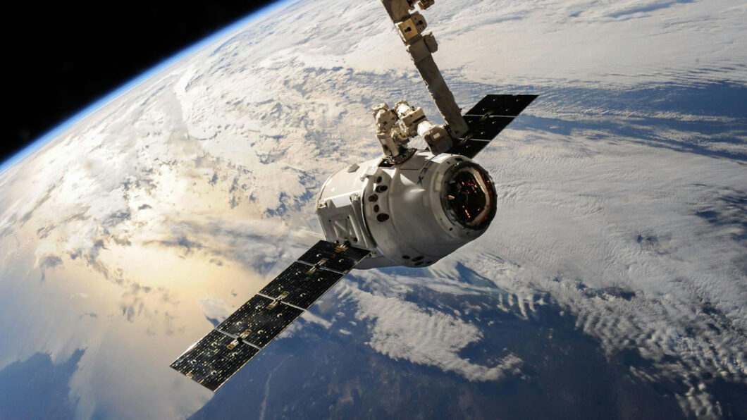 Cápsula espacial Crew Dragon da SpaceX em órbita, servindo como uma imagem ilustrativa de um satélite moderno