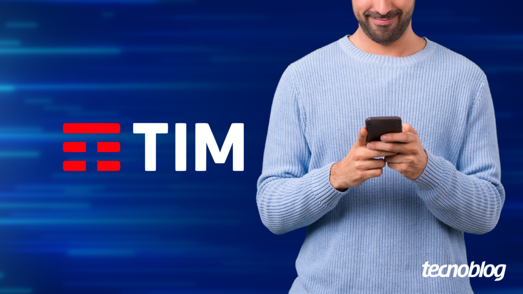 Imagem mostra um homem mexendo em um celular. O logo da Tim está ao fundo. Na parte inferior direita, está o logotipo do "tecnoblog".
