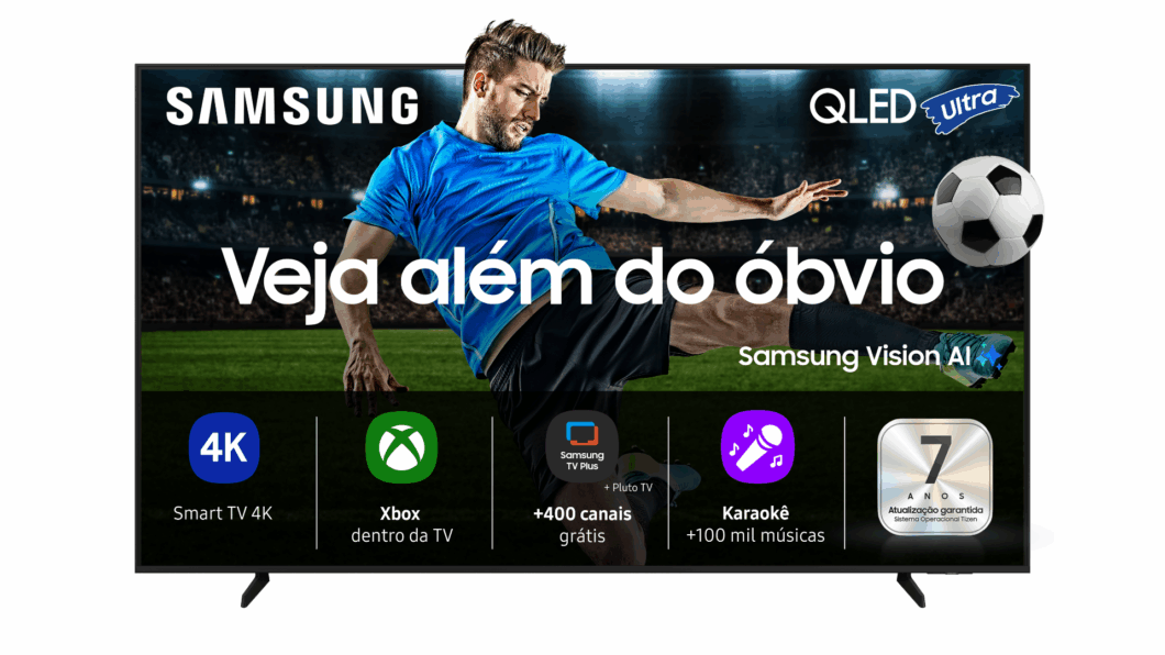 Imagem de uma TV Samsung exibindo a marca “Samsung” no topo, com um jogador de futebol chutando uma bola em um estádio iluminado. Há os textos “Veja além do óbvio” e “Samsung Vision AI”. Na parte inferior, ícones destacam recursos: “4K Smart TV”, “Xbox dentro da TV”, “+400 canais grátis Samsung TV Plus + Pluto TV”, “Karaokê +100 mil músicas” e “7 anos de atualização garantida – Sistema Operacional Tizen”.