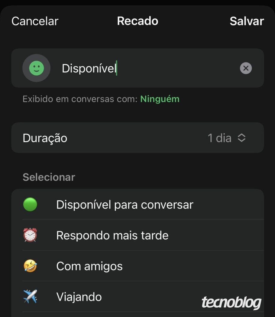 Tela de configuração de “Recado” no WhatsApp. No topo aparecem as opções “Cancelar” e “Salvar”. O usuário edita o texto “Disponível”, que será exibido em conversas. Abaixo, há a seção “Duração”, definida como “1 dia”, e uma lista de sugestões de recados: “Disponível para conversar”, “Respondo mais tarde”, “Com amigos” e “Viajando”, cada um com seu respectivo emoji.
