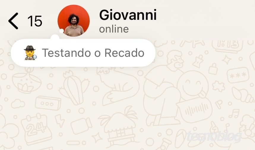 Tela de conversa do WhatsApp mostrando o perfil “Giovanni”, marcado como “online”. Abaixo da foto aparece um recado temporário em destaque com o texto “🕵️‍♂️ Testando o Recado”. O fundo traz ilustrações claras e discretas do aplicativo.