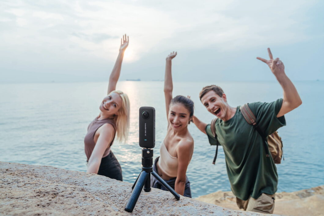 imagem de um grupo de pessoas de uma câmera 360º Insta360 One