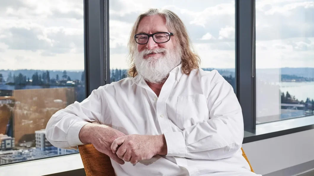 Imagem mostra um homem de camisa branca e barba branca, sorrindo para a câmera