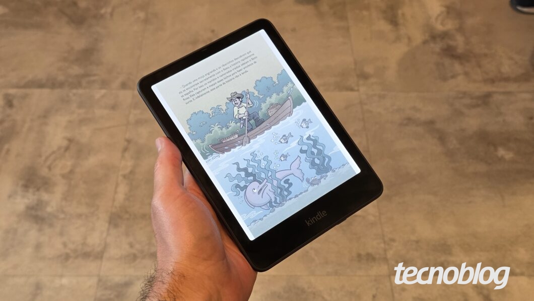 Mão segurando Kindle, que exibe página do livro "Turma da Mônica - Lendas para Crianças" em cores