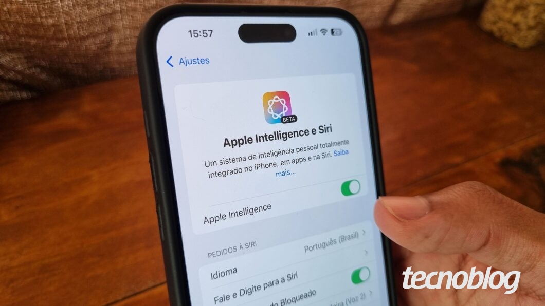Imagem mostra um iPhone com a seção da Apple Intelligence aberta nas configurações do aparelho
