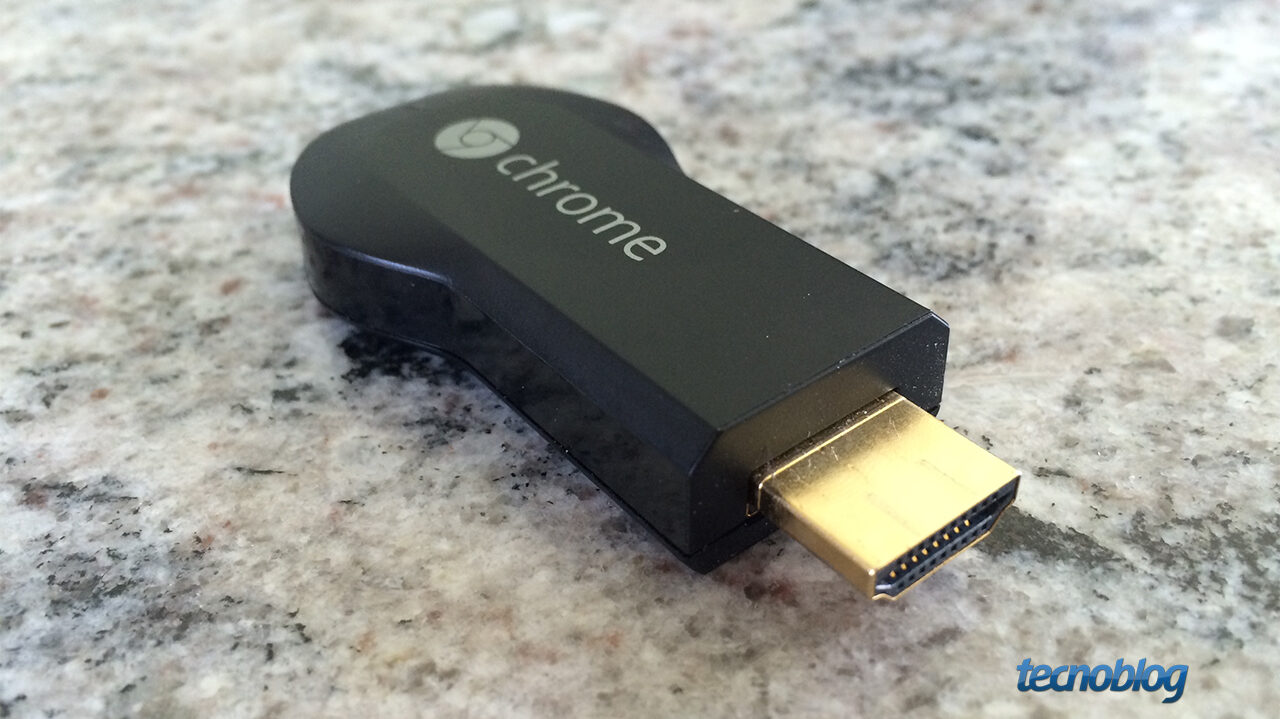 Chromecast de primeira geração sobre uma mesa