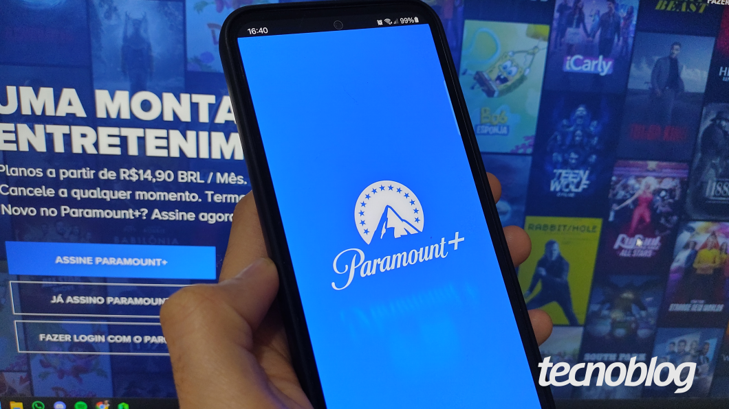 Imagem de um celular exibindo a tela de abertura do serviço de streaming Paramount+