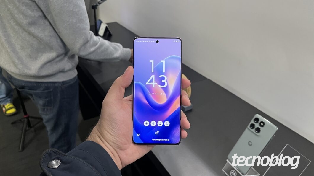 Edge 60 Pro visto de frente, com tela pOLED de 6,7 polegadas e bordas curvas