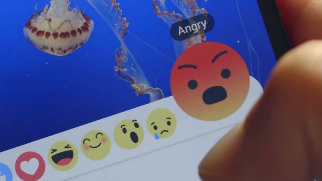 Imagem mostra a tela de um smartphone com o emoji de raiva selecionado