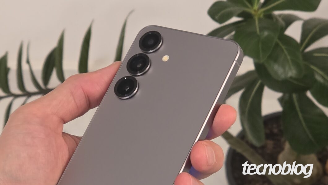 Mão segurando Galaxy S25 virado com as câmeras para cima