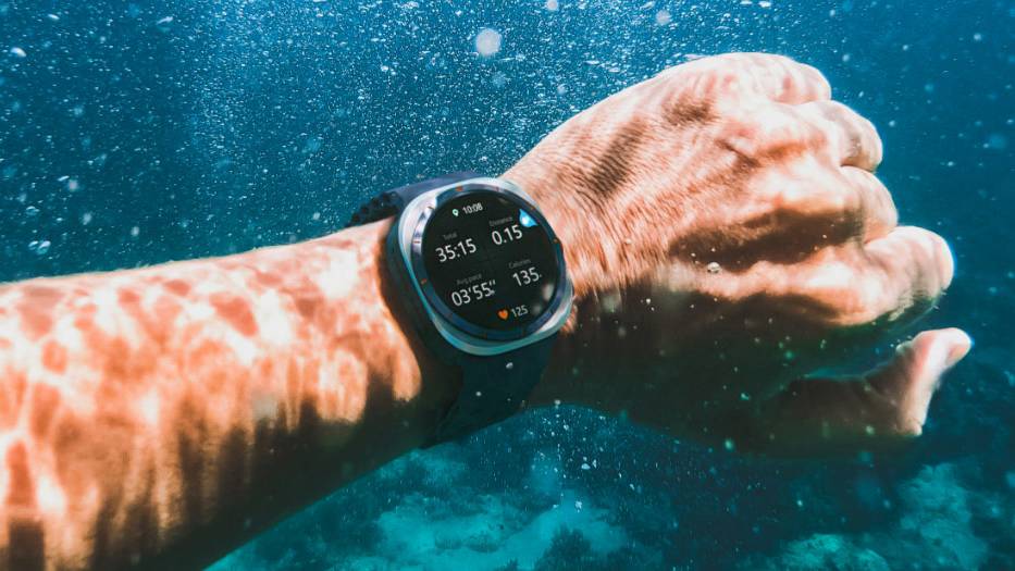 imagem de um homem usando o samsung galaxy watch ultra no mar