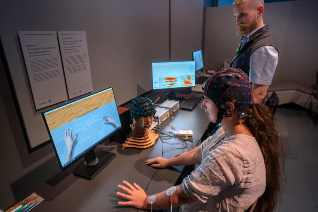 imagem de uma pessoa participando de uma atividade de interface cérebro-máquina