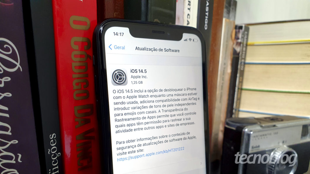 iPhone com tela de atualização para o iOS 14.5, explicando o recurso ATT.