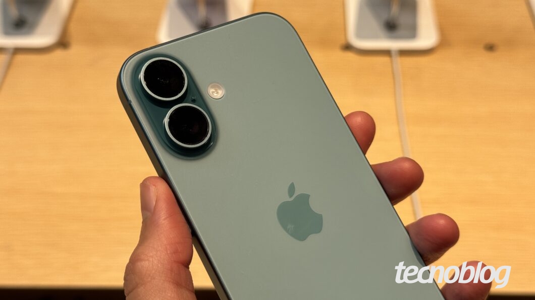 Mão segurando iPhone 16 com as duas câmeras traseiras em foco