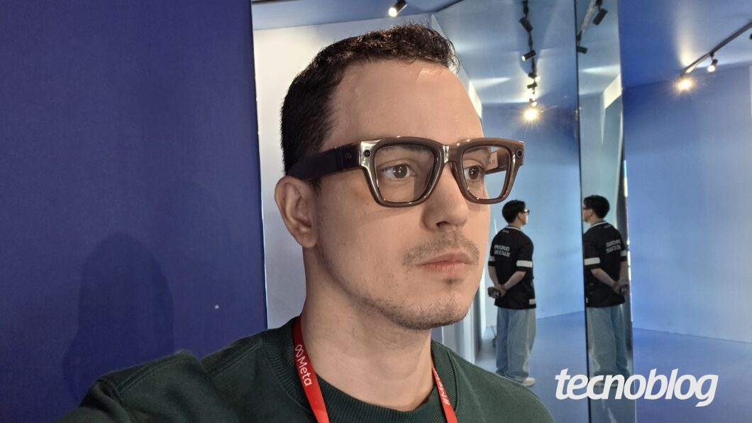 Imagem mostra um homem com óculos inteligentes da Meta, em cor marrom
