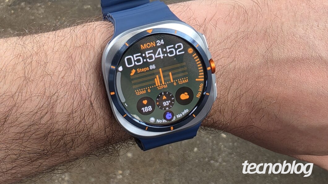 Smartwatch no pulso exibindo a tela inicial