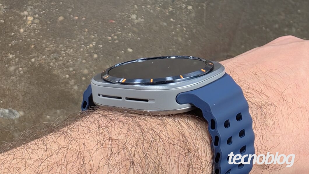 Smartwatch no pulso, visto de lado