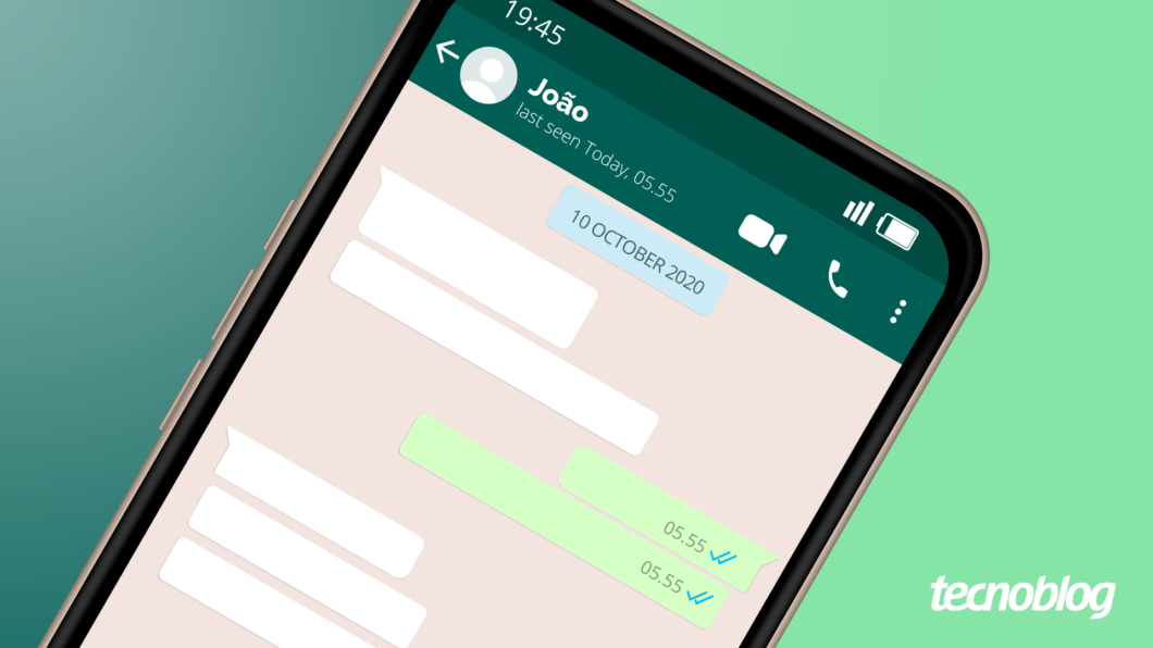 Imagem mostra a tela de um celular mostrando uma conversa no WhatsApp. A parte superior da tela exibe o nome "João", a informação "visto por último hoje às 05:55", ícones de videochamada e chamada de voz, além de indicadores de sinal e bateria. A interface do WhatsApp é verde e branca. O fundo da imagem é verde claro e, na parte inferior direita, está o logotipo do "Tecnoblog".