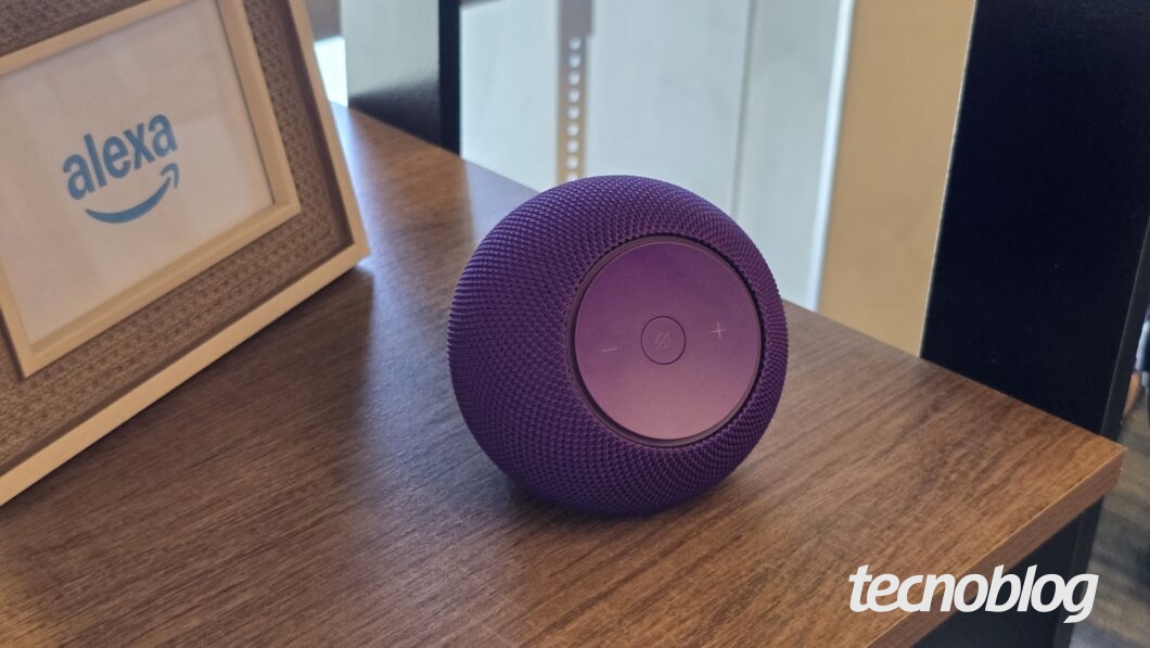 Alto-falante inteligente Echo Dot Max sobre uma mesa de madeira