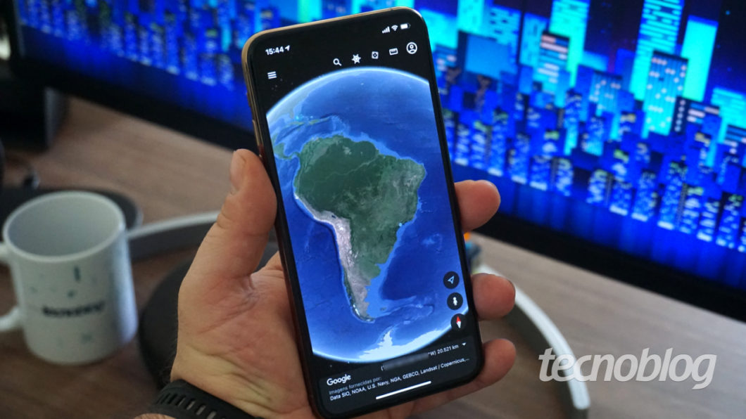 iPhone com imagem do globo terrestre no Google Earth