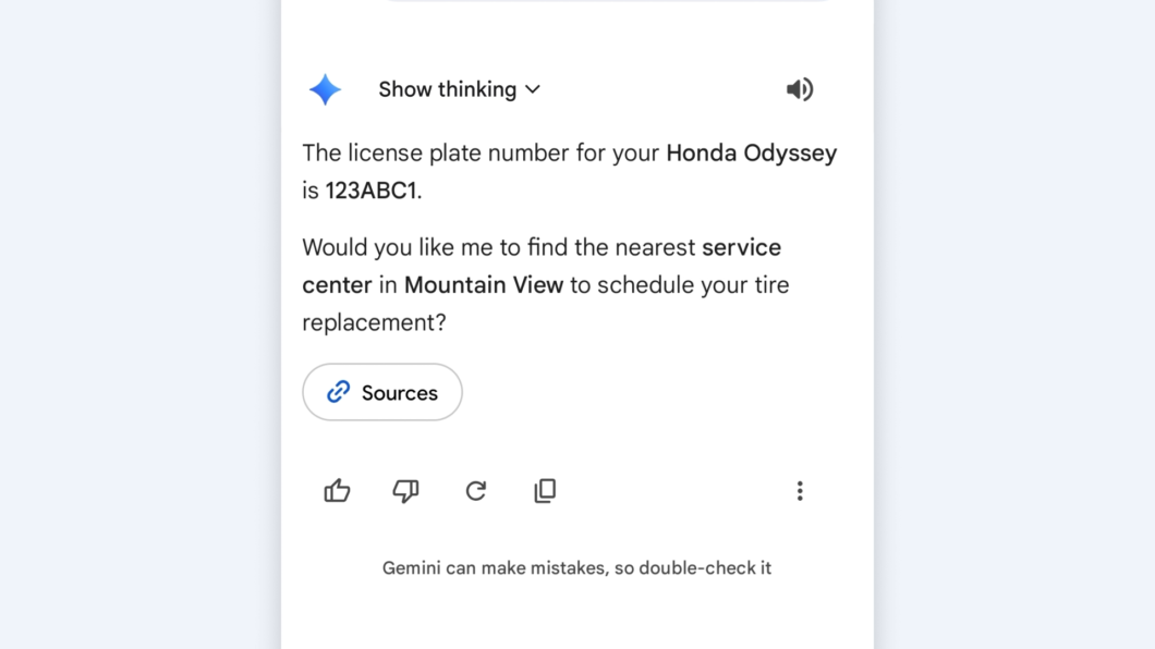 Captura de tela de uma resposta do Google Gemini. O texto central diz: "O número da placa do seu Honda Odyssey é 123ABC1. Você gostaria que eu encontrasse o centro de serviço mais próximo em Mountain View para agendar a troca dos seus pneus?" (em inglês). Abaixo do texto, há um botão com o ícone de um link escrito "Fontes". A imagem demonstra a capacidade de memória personalizada do assistente. No rodapé, aparece o aviso padrão: "O Gemini pode cometer erros, por isso verifique as informações".