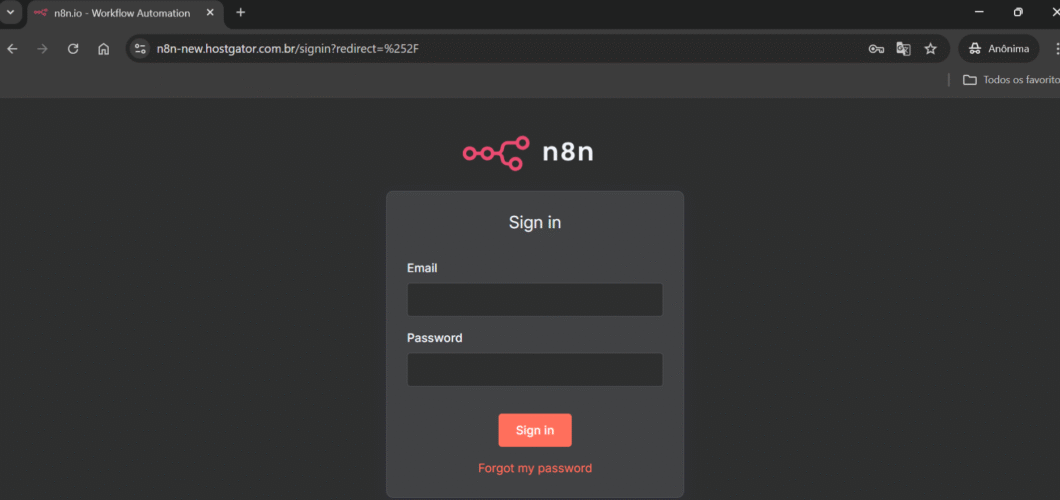 Tela de login da plataforma n8n com fundo escuro. No centro, há um quadro com os campos de texto "Email" e "Password", botão laranja com o texto "Sign in" e link "Forgot my password" em vermelho. Acima do quadro, está o logotipo rosa da n8n com o nome "n8n" em branco.