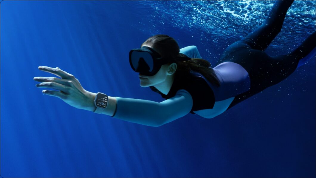 imagem de uma mulher mergulhando com um relógio Huawei Watch Fit 4 Pro