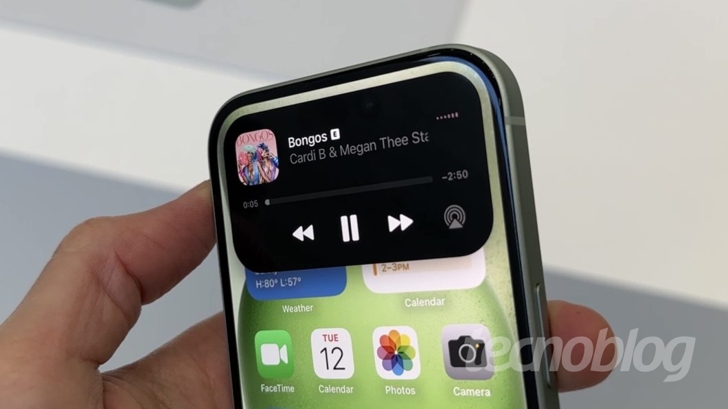 Mão segurando celular