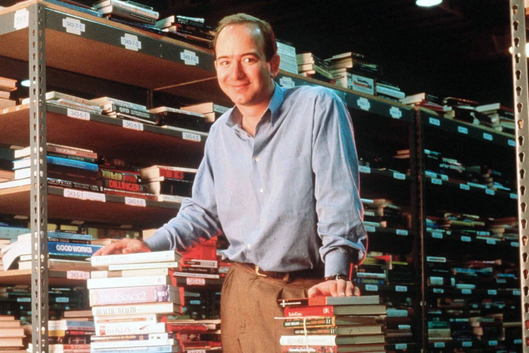 Jeff Bezos nos anos 1990 no estoque da Amazon