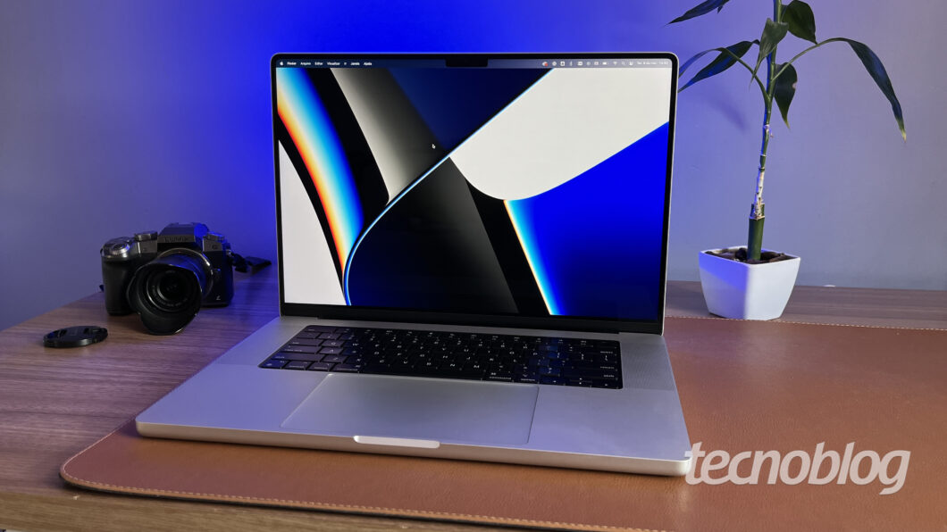 MacBook Pro com chip Apple M1 Max sobre uma mesa de madeira