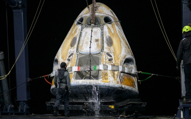 NASA's First Medical Evacuation Splashes Down in The Pacific