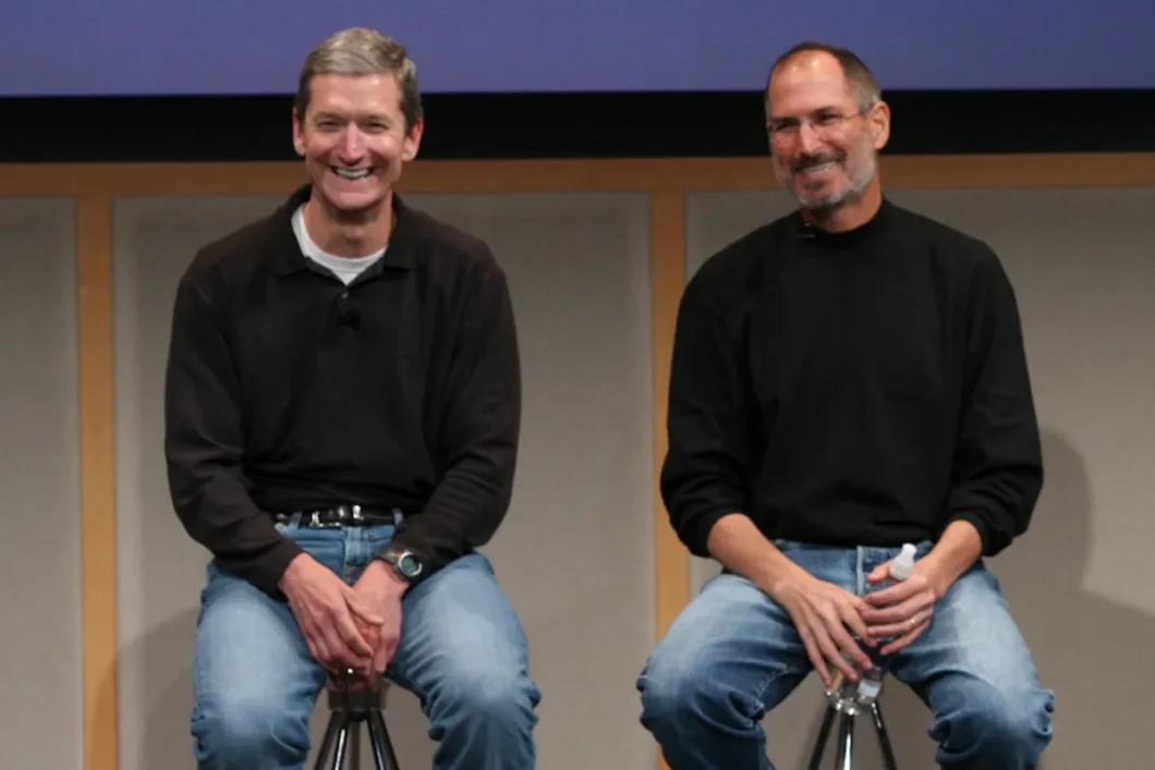 imagem de Tim Cook e Steve Jobs em um evento da Apple