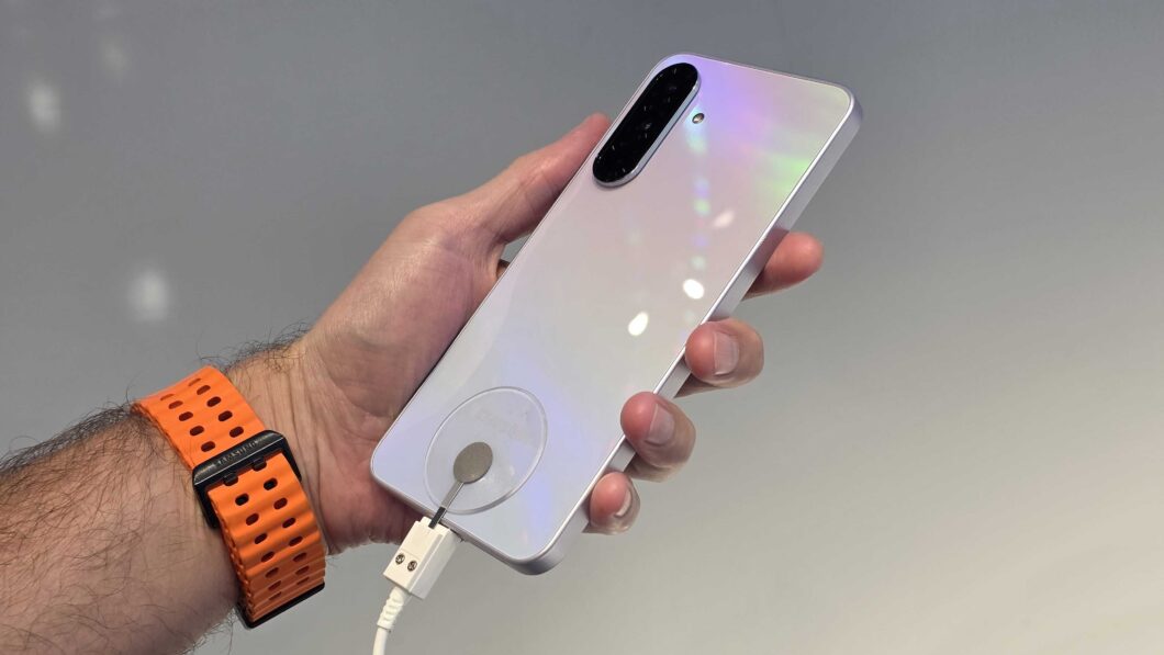 Galaxy A36 foi anunciado em três cores: preto, lavanda e branco (foto: Thássius Veloso/Tecnoblog)