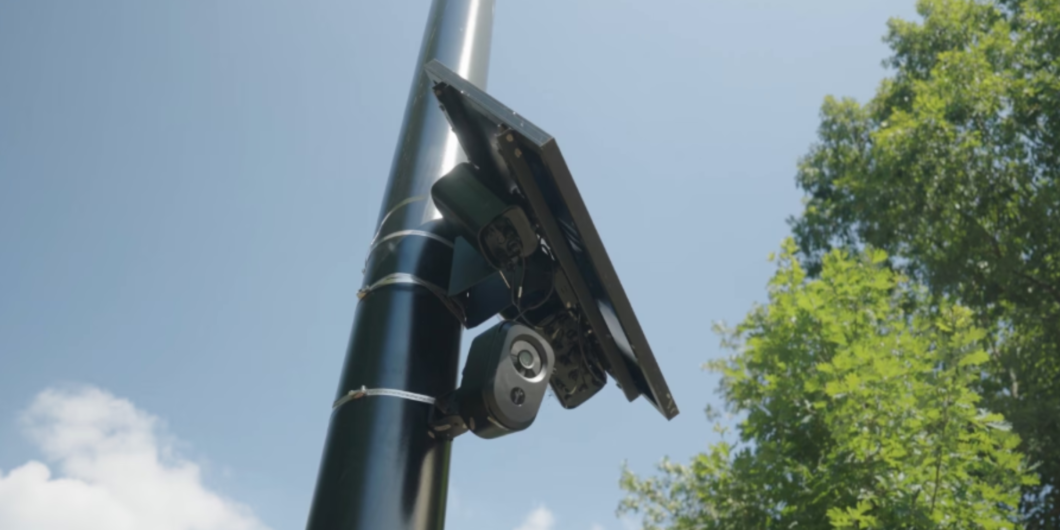 Sistema de câmera da Flock utilizado para monitoramento de veículos em áreas urbanas nos EUA.