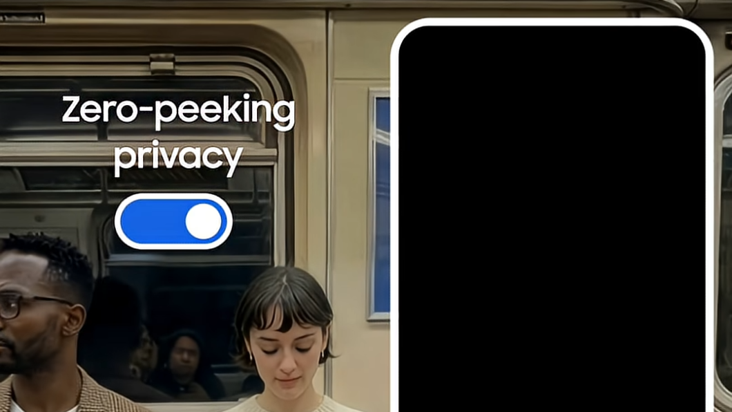 Imagem ambientada no interior de um vagão de metrô. No centro, uma mulher de pele clara e cabelos curtos escuros olha para baixo. À esquerda, parte do rosto de um homem negro com óculos e barba. Sobreposto à janela do vagão, o texto em branco "Zero-peeking privacy" acima de um ícone de interruptor azul na posição ligado. À direita, um grande retângulo preto com bordas arredondadas e moldura branca simula a tela de um smartphone ocultando parte do cenário. O fundo mostra janelas e a estrutura metálica do trem.